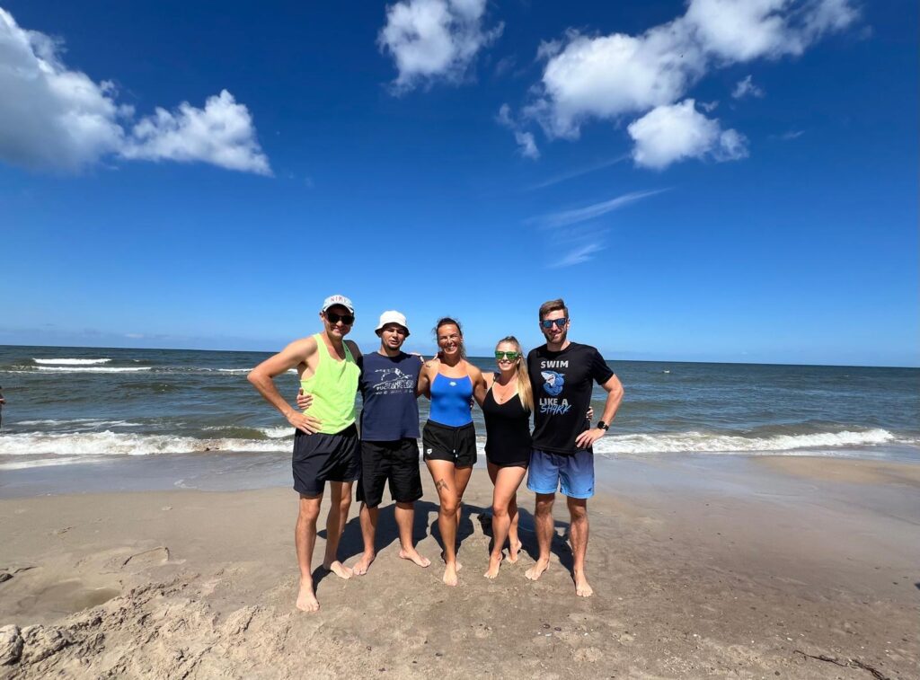 Instruktorzy BetterSwim na plaży