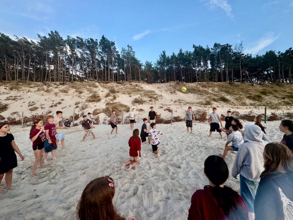 Dzieci grające na plaży - obóz letni BetterSwim